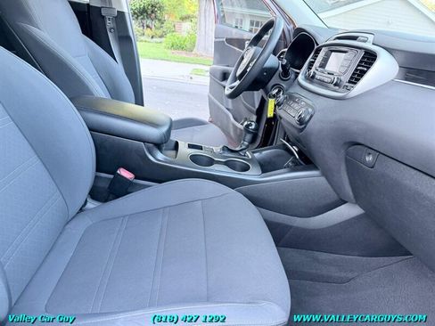 Used 2017 Kia Sorento FWD image 9