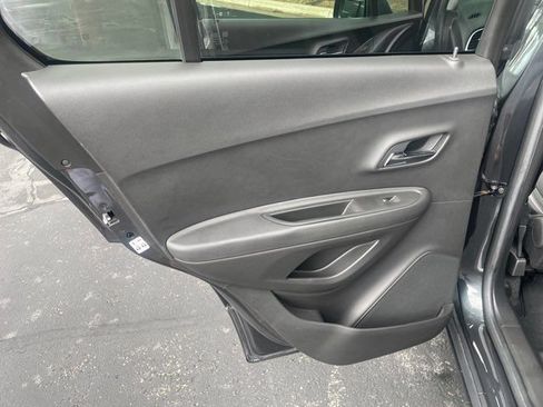 Used 2017 Chevrolet Trax LT w/ LT Convenience Package FWD image 14