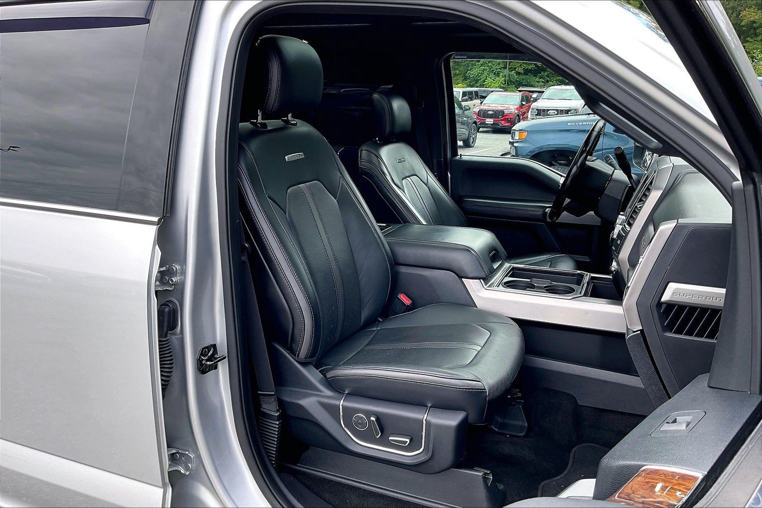 Certified 2017 Ford F250 Platinum w/ Platinum Ultimate Package AWD/4WD image 7