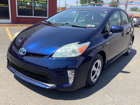 Used 2014 Toyota Prius Three w/ Solar Roof Package FWD image 3