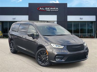 Certified 2021 Chrysler Pacifica Touring-L w/ Uconnect Theater Family Group