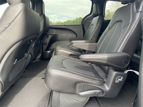 New 2026 Chrysler Pacifica Select image 11