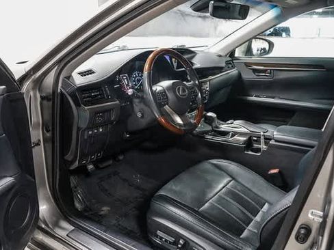 Used 2018 Lexus ES 350 w/ Luxury Package w/Wood Trim image 18