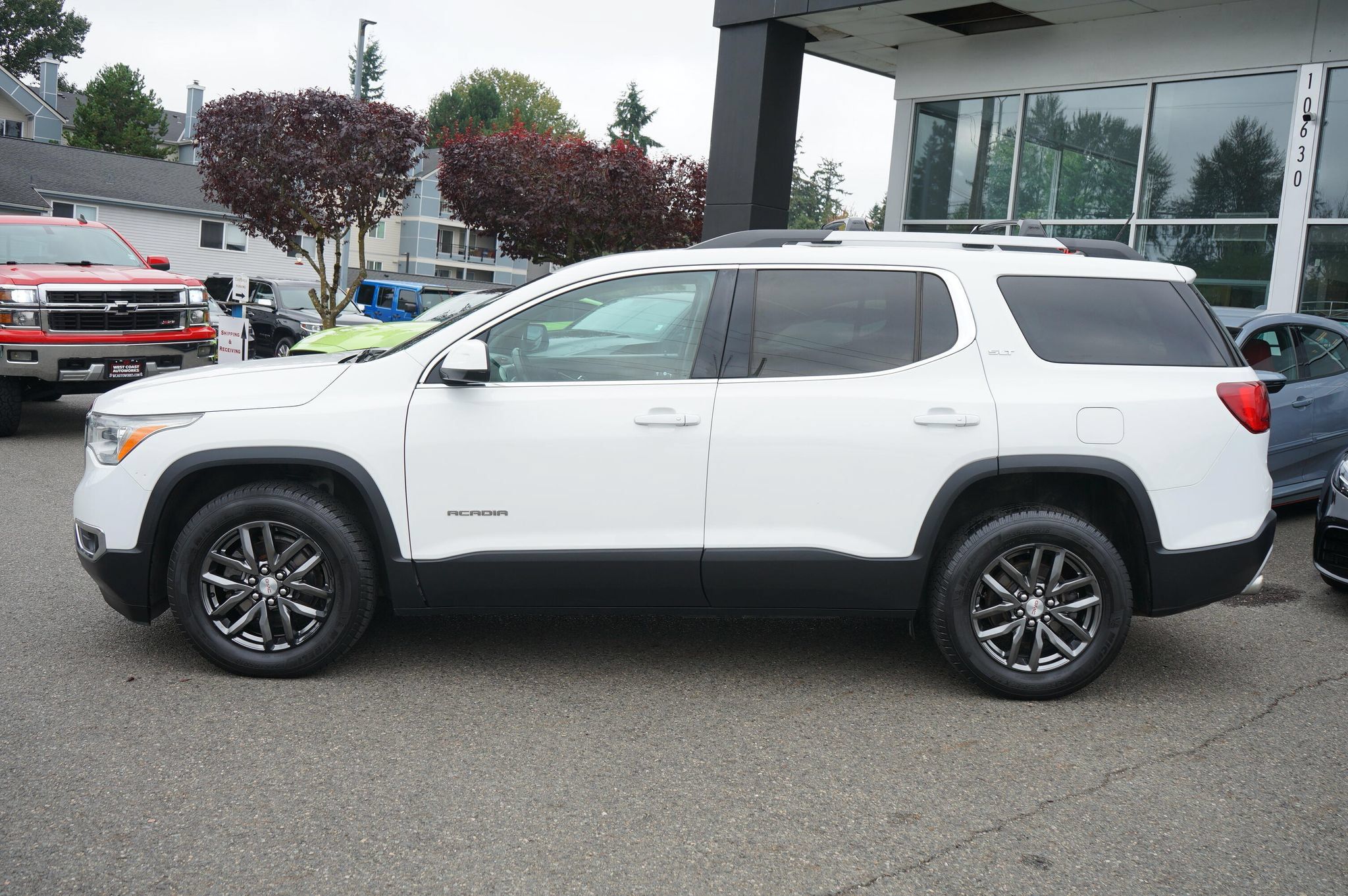 Used 2017 GMC Acadia SLT AWD/4WD image 2
