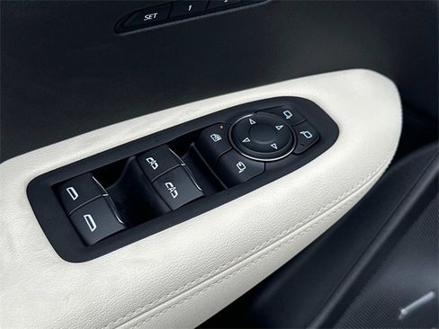 Used 2025 Cadillac XT6 Sport w/ Technology Package image 8