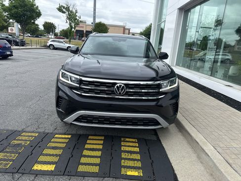 Used 2023 Volkswagen Atlas Cross Sport SE w/ Panoramic Sunroof Package FWD image 3