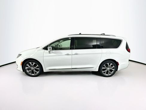 Used 2020 Chrysler Pacifica Limited w/ Tire & Wheel Group FWD image 4