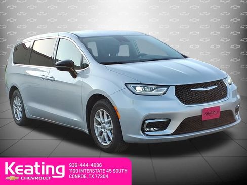 Used 2024 Chrysler Pacifica Touring-L FWD image 3