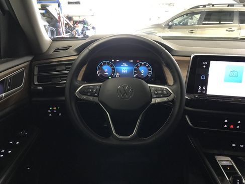 Used 2024 Volkswagen Atlas SE image 17