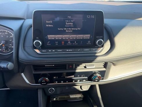 Used 2023 Nissan Rogue SV image 18