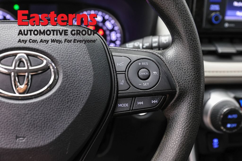 Used 2022 Toyota RAV4 XLE AWD/4WD image 17