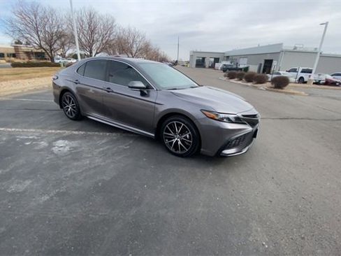 Used 2024 Toyota Camry SE image 9