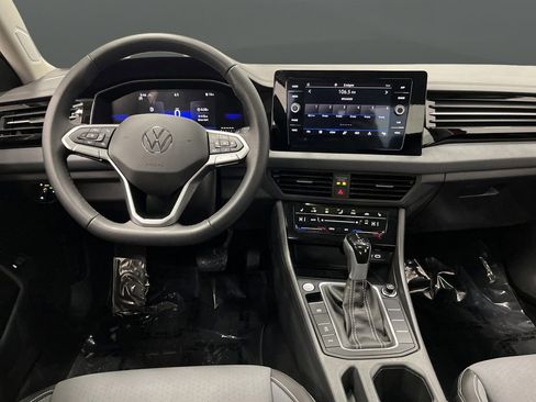 Used 2025 Volkswagen Jetta SE w/ Sunroof Package image 5