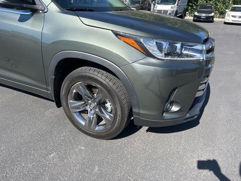 Used 2019 Toyota Highlander Limited Platinum AWD/4WD image 12