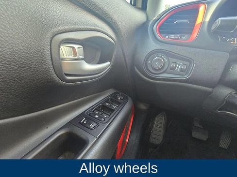 Used 2023 Jeep Renegade Trailhawk AWD/4WD image 18