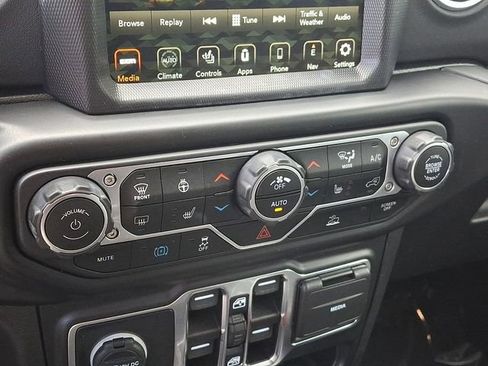Used 2022 Jeep Wrangler Unlimited Sahara w/ Cold Weather Group AWD/4WD image 18