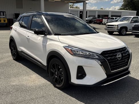 Used 2023 Nissan Kicks SR w/ SR Premium Package FWD image 1