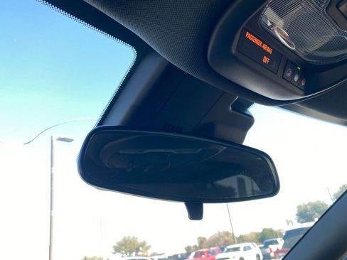 Used 2025 Chevrolet Trax RS w/ Sunroof Package image 24