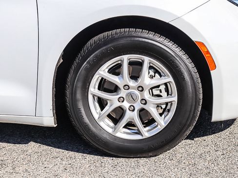 Used 2022 Chrysler Voyager LX image 12