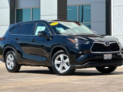 Used 2025 Toyota Highlander LE FWD image 2