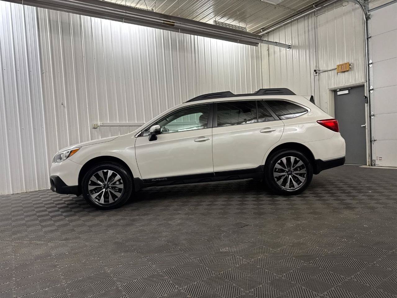 Used 2017 Subaru Outback 2.5i Limited AWD/4WD image 2