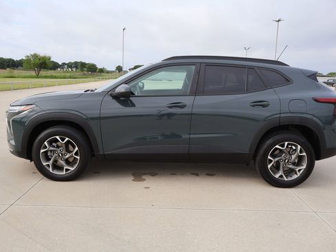 Used 2025 Chevrolet Trax LT FWD image 2