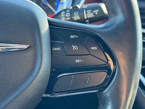 Used 2020 Chrysler Pacifica Touring-L image 18