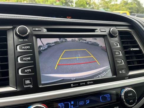 Used 2019 Toyota Highlander Limited FWD image 29