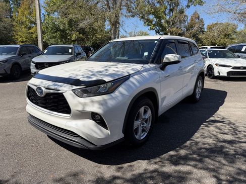 Used 2020 Toyota Highlander LE image 3