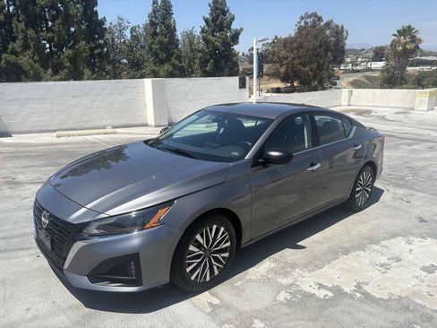 Used 2025 Nissan Altima 2.5 SV FWD image 3