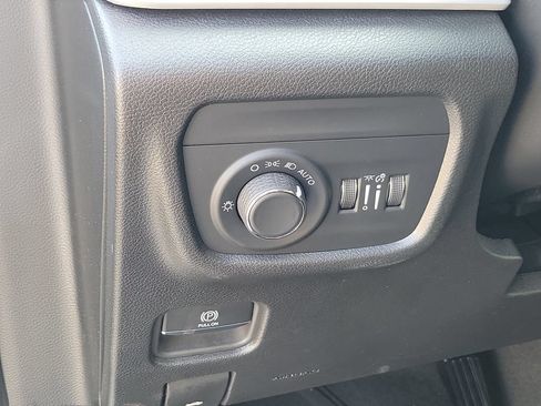 Used 2024 Jeep Grand Cherokee L Altitude AWD/4WD image 17