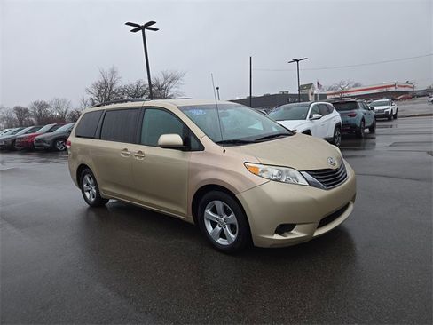 Used 2011 Toyota Sienna LE image 4