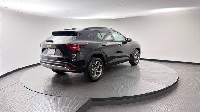 Used 2025 Chevrolet Trax LT w/ LT Convenience Package FWD image 8