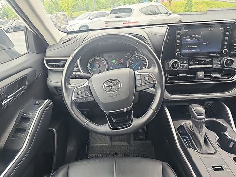 Used 2021 Toyota Highlander XLE AWD/4WD image 19