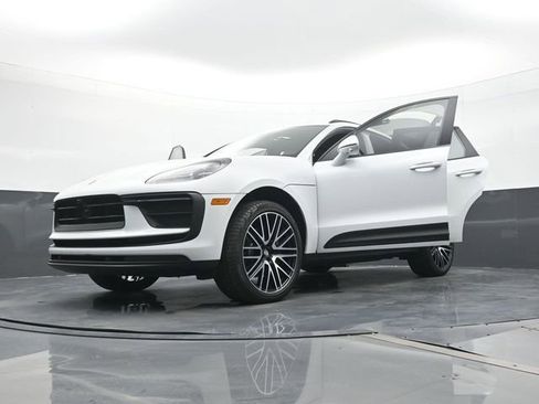 Certified 2025 Porsche Macan AWD/4WD image 30
