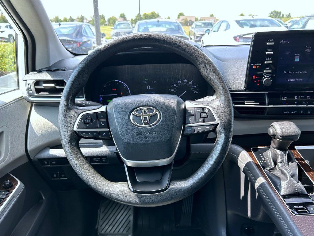 Used 2021 Toyota Sienna LE FWD image 12