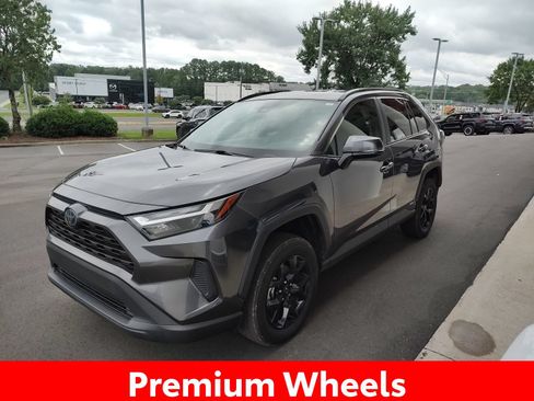 Used 2022 Toyota RAV4 XLE AWD/4WD image 7