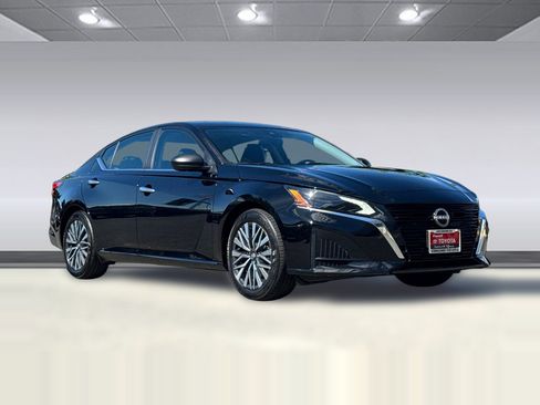 Used 2025 Nissan Altima 2.5 SV FWD image 6