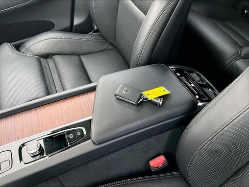 Certified 2023 Volvo XC60 B5 Ultimate w/ Climate Package image 14