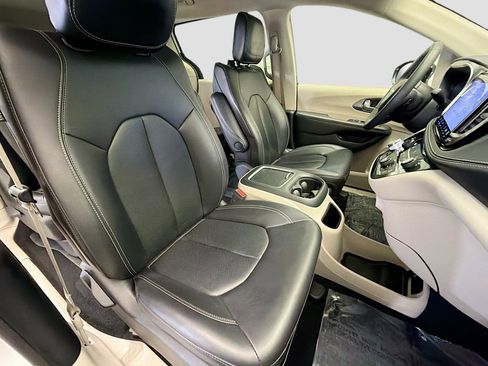Used 2024 Chrysler Pacifica Select image 16