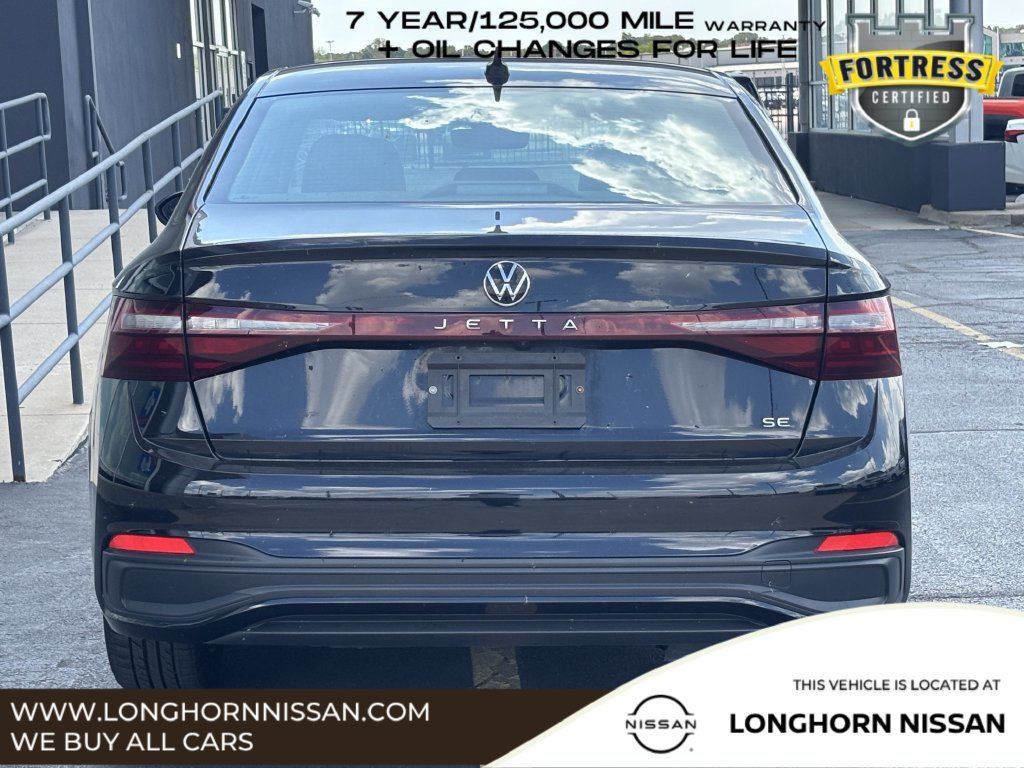 Used 2025 Volkswagen Jetta SE FWD image 4