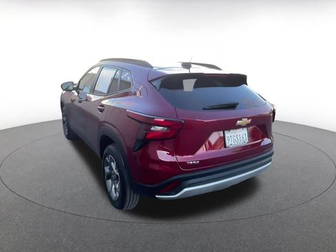 Used 2025 Chevrolet Trax LT w/ LT Convenience Package image 11