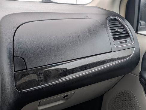 Used 2016 Chrysler Town & Country Touring image 15