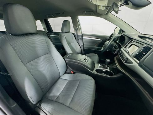 Used 2019 Toyota Highlander LE image 29