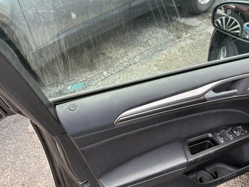 Used 2017 Ford Fusion SE w/ Equipment Group 201A image 6