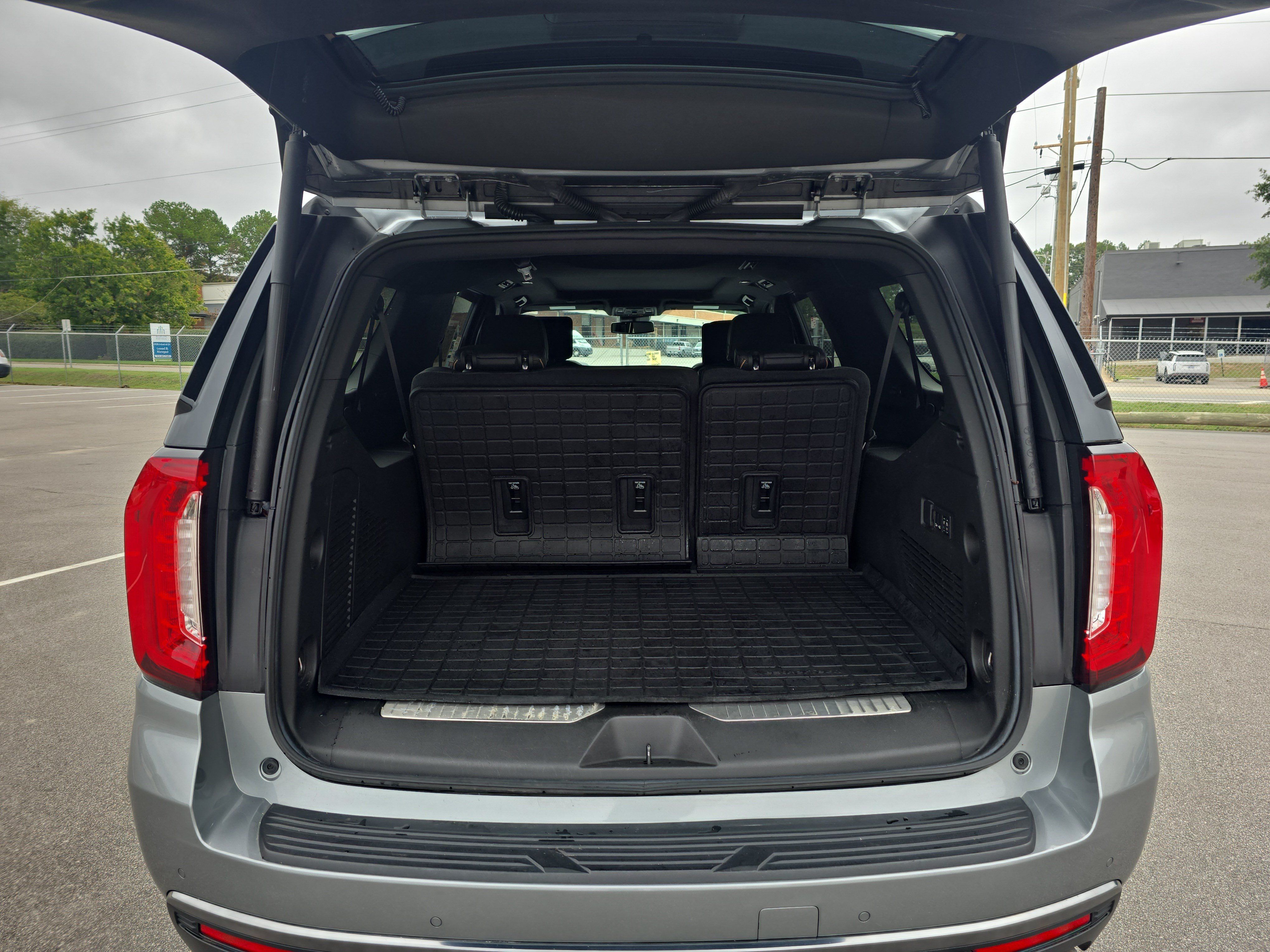 Used 2024 GMC Yukon XL AT4 w/ Technology Package AWD/4WD image 13