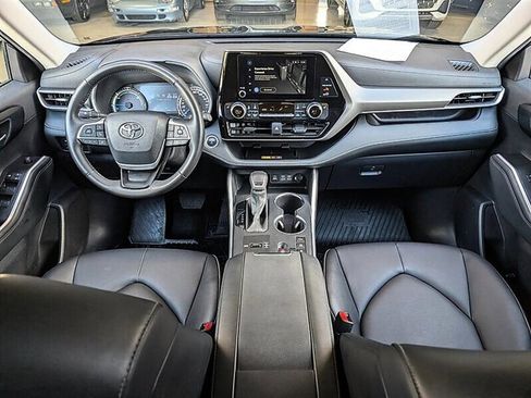 Used 2025 Toyota Highlander XLE AWD/4WD image 3