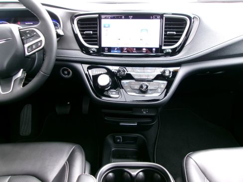 New 2026 Chrysler Pacifica Select image 14