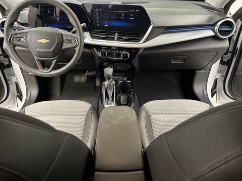 Used 2025 Chevrolet Trax LT FWD image 41