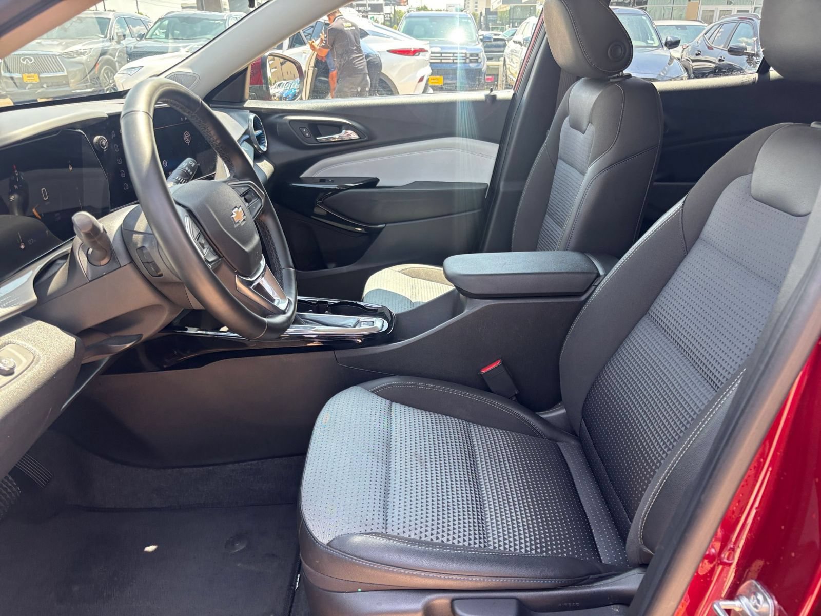 Used 2025 Chevrolet Trax LT w/ LT Convenience Package FWD image 22